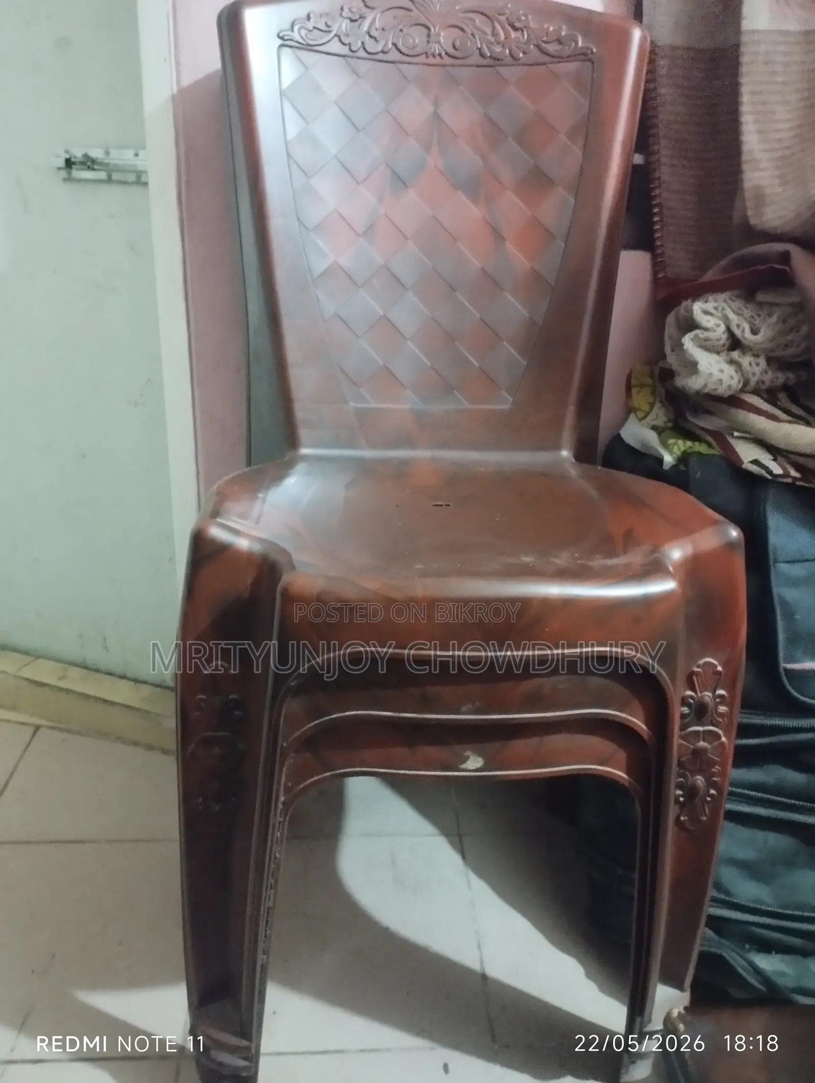 প্লাস্টিক টেবিল ও ৩ টা চেয়ার
