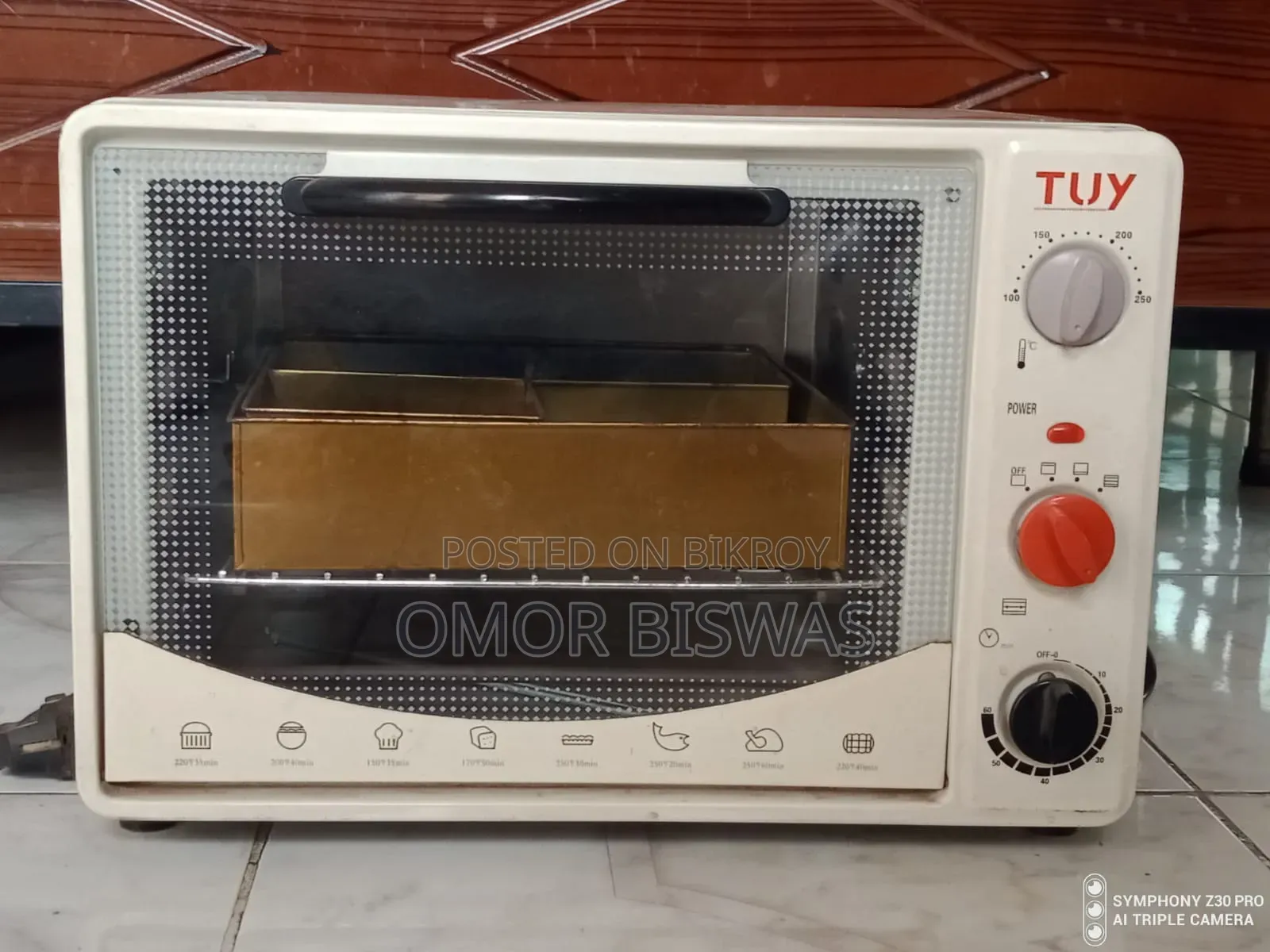 Selling a lightly used electric oven in fully functional condition.