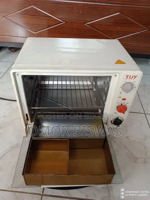 Selling a lightly used electric oven in fully functional condition.