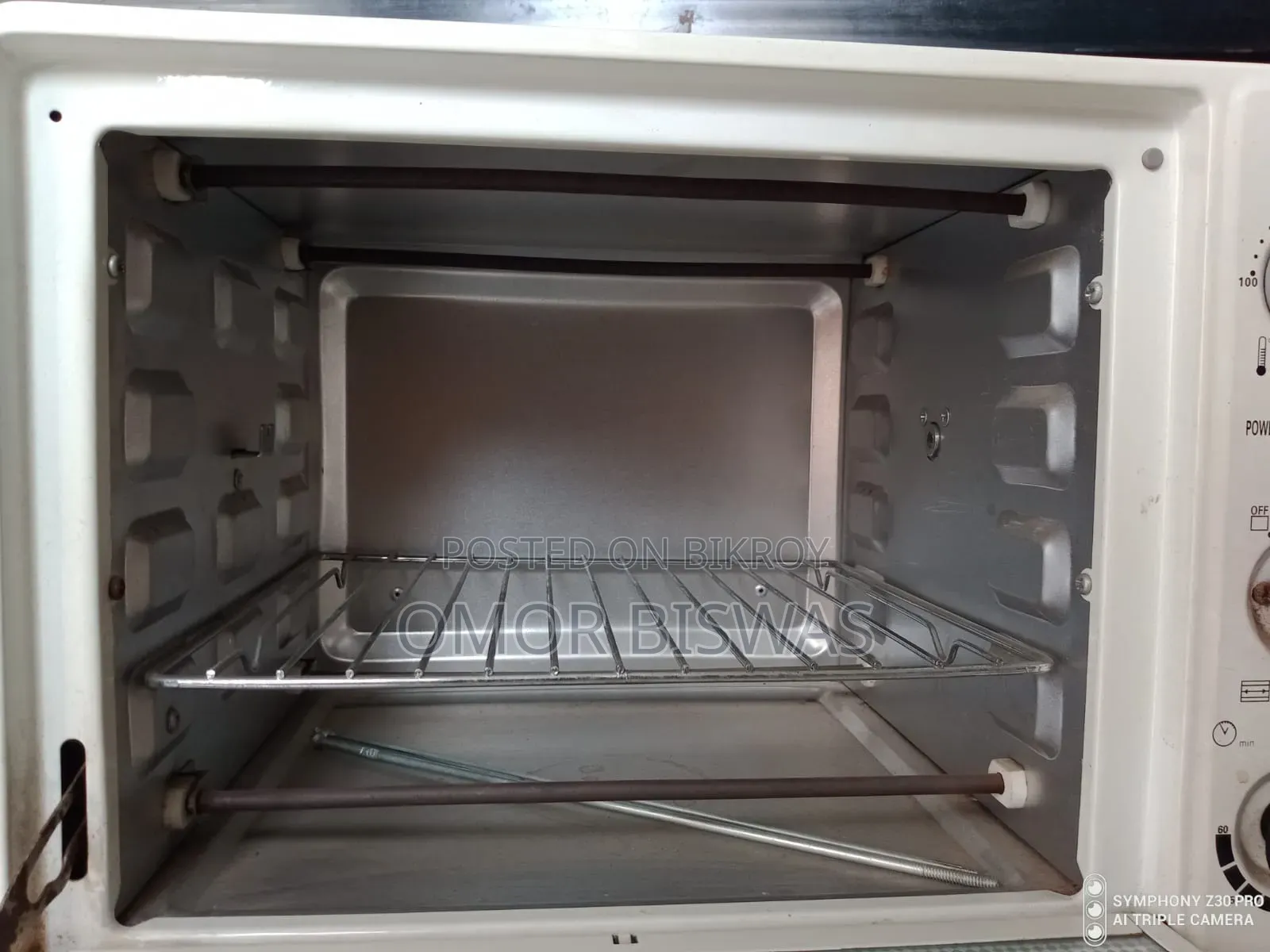 Selling a lightly used electric oven in fully functional condition.