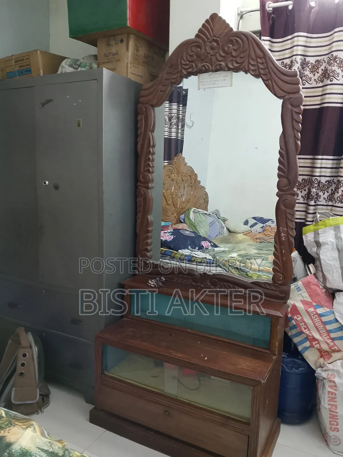 ছকেস ড্রেসিং টেবিল