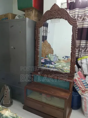 ছকেস ড্রেসিং টেবিল
