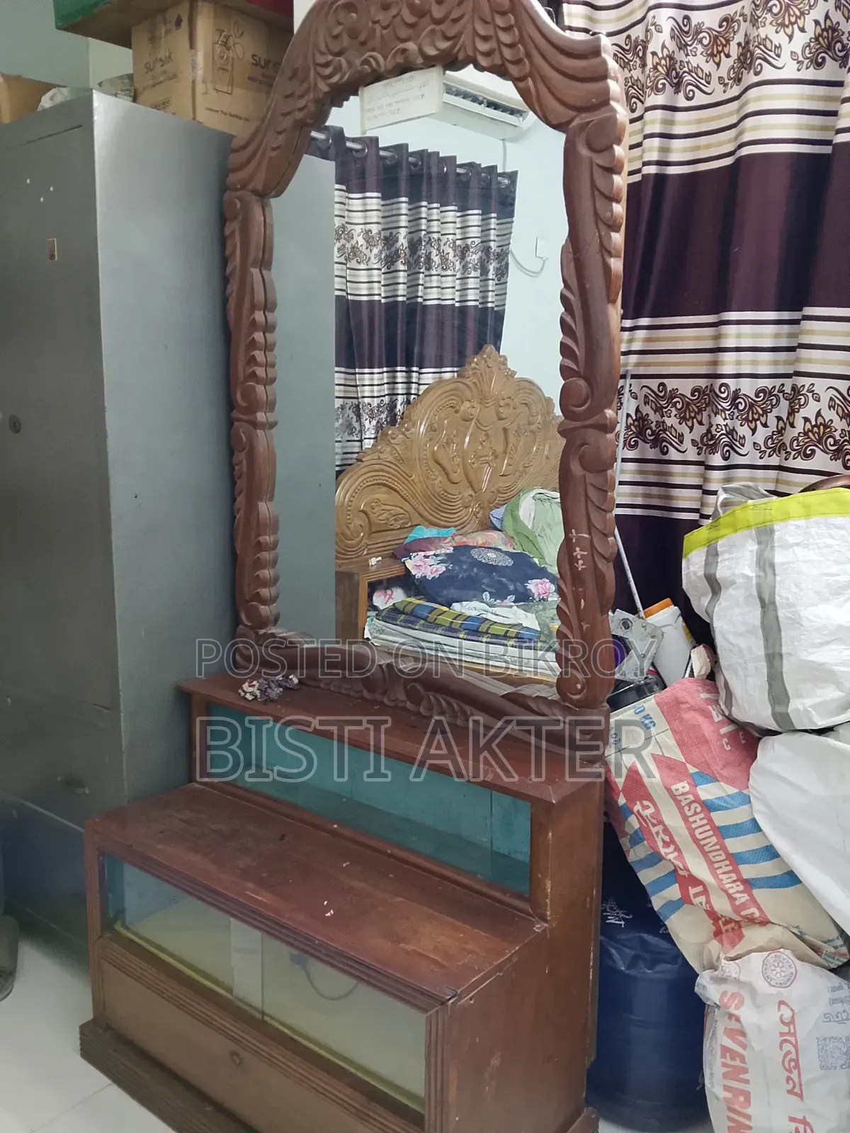 ছকেস ড্রেসিং টেবিল