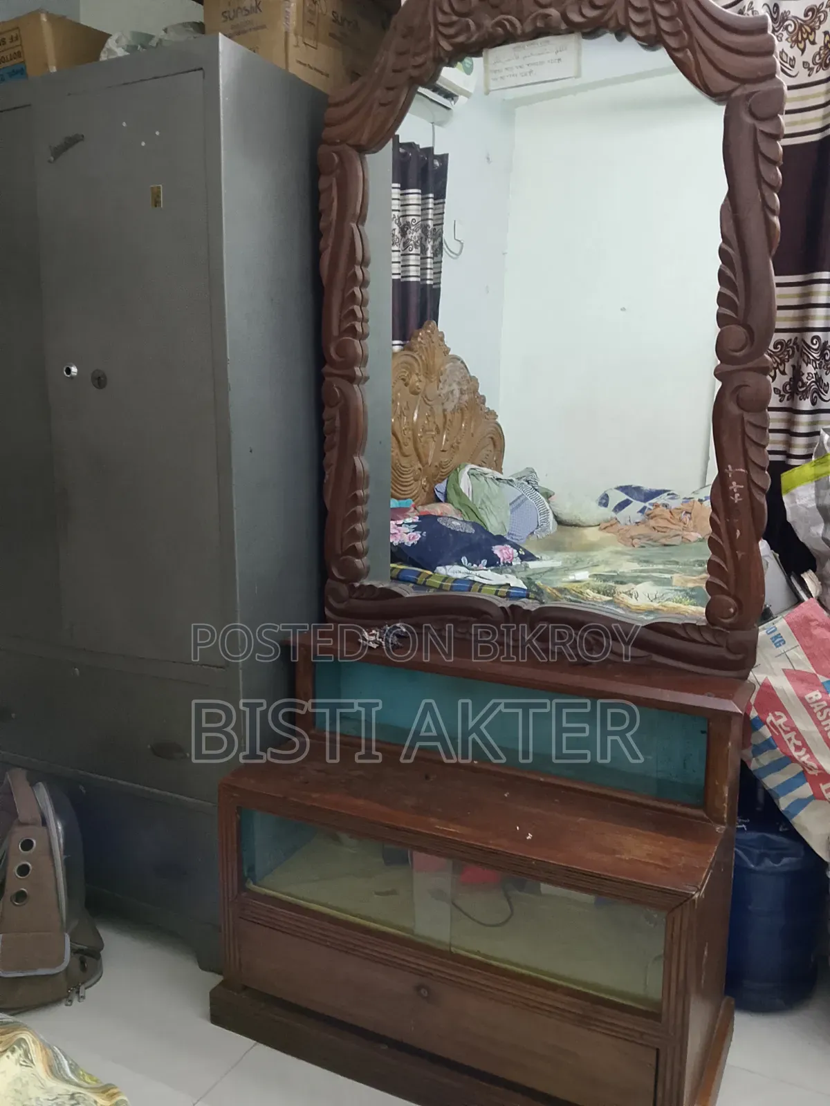 ছকেস ড্রেসিং টেবিল
