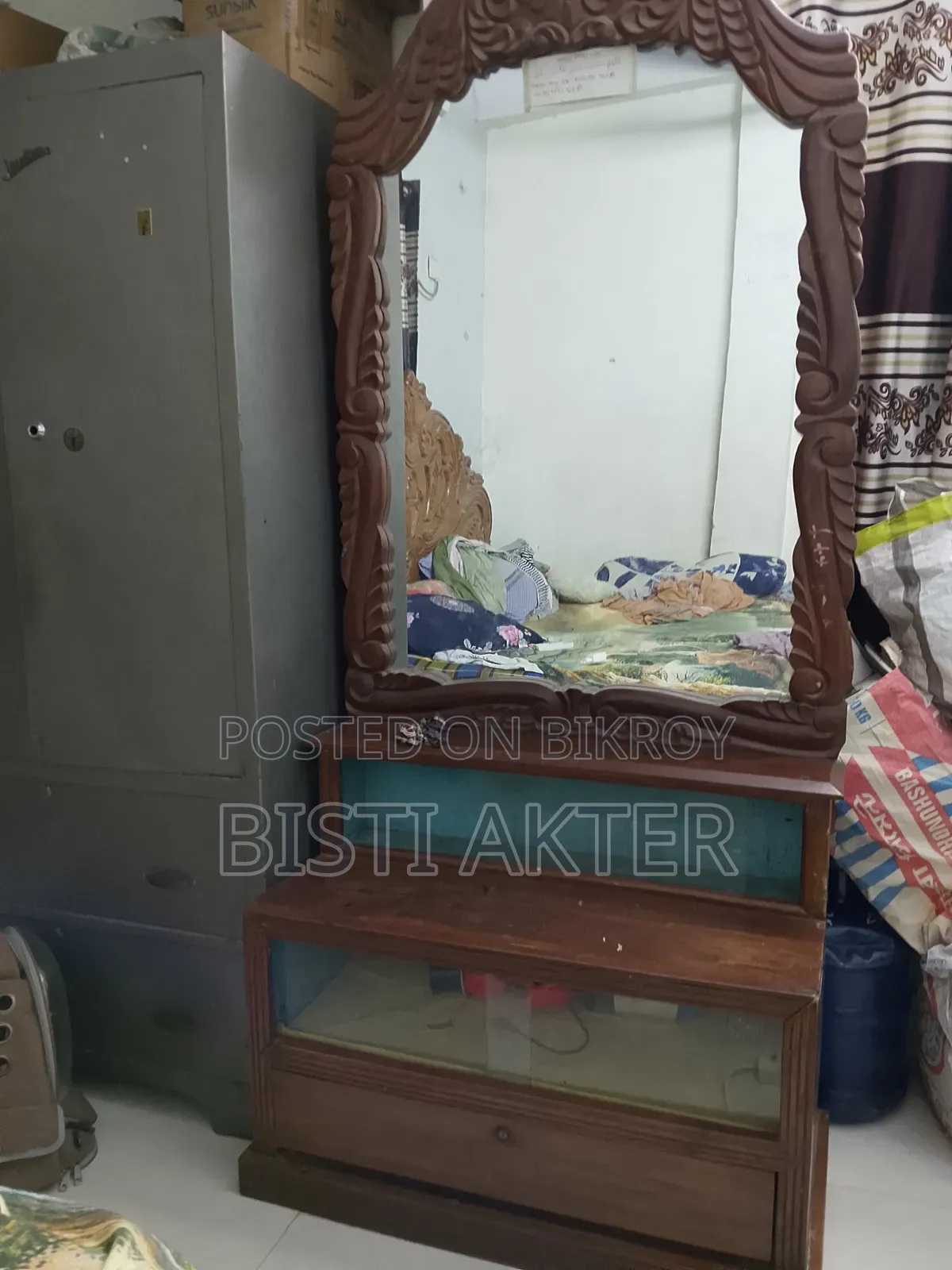 ছকেস ড্রেসিং টেবিল