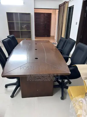 অফিস কনফারেন্স টেবিল এবং ছয়টি চেয়ার