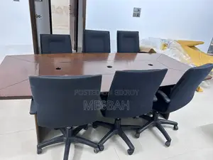 অফিস কনফারেন্স টেবিল এবং ছয়টি চেয়ার