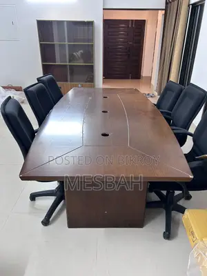 অফিস কনফারেন্স টেবিল এবং ছয়টি চেয়ার