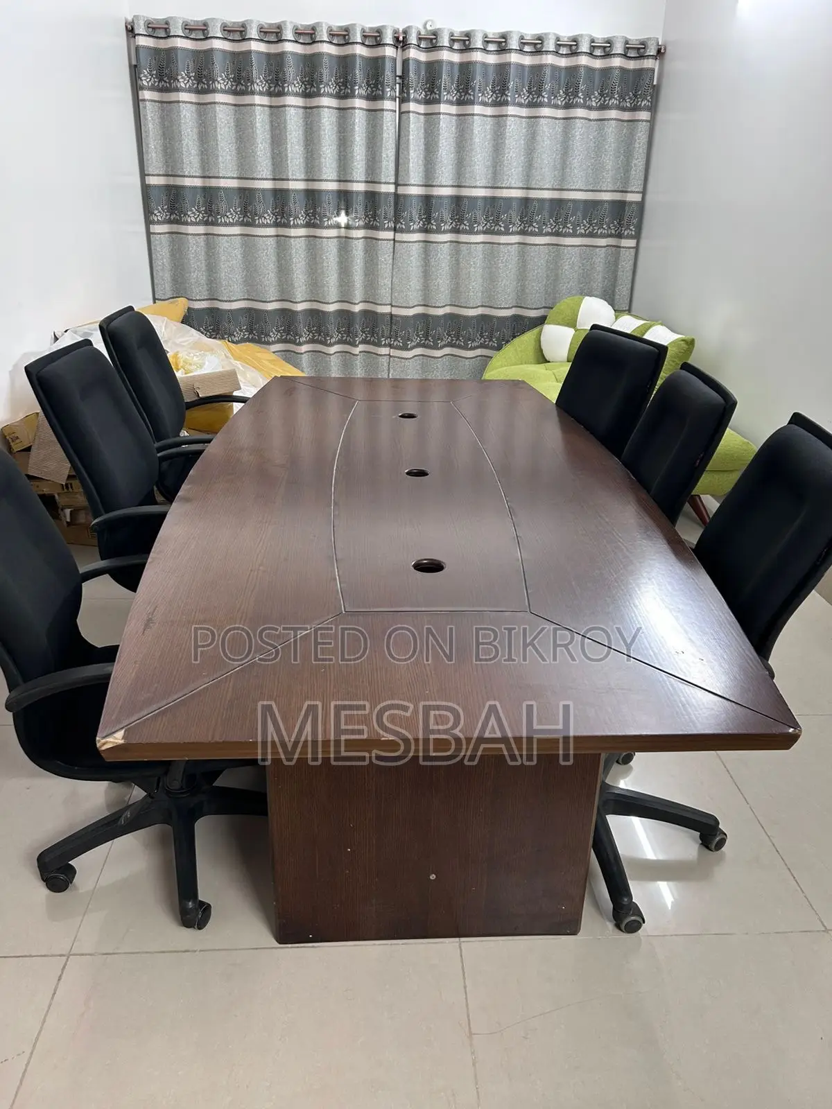 অফিস কনফারেন্স টেবিল এবং ছয়টি চেয়ার