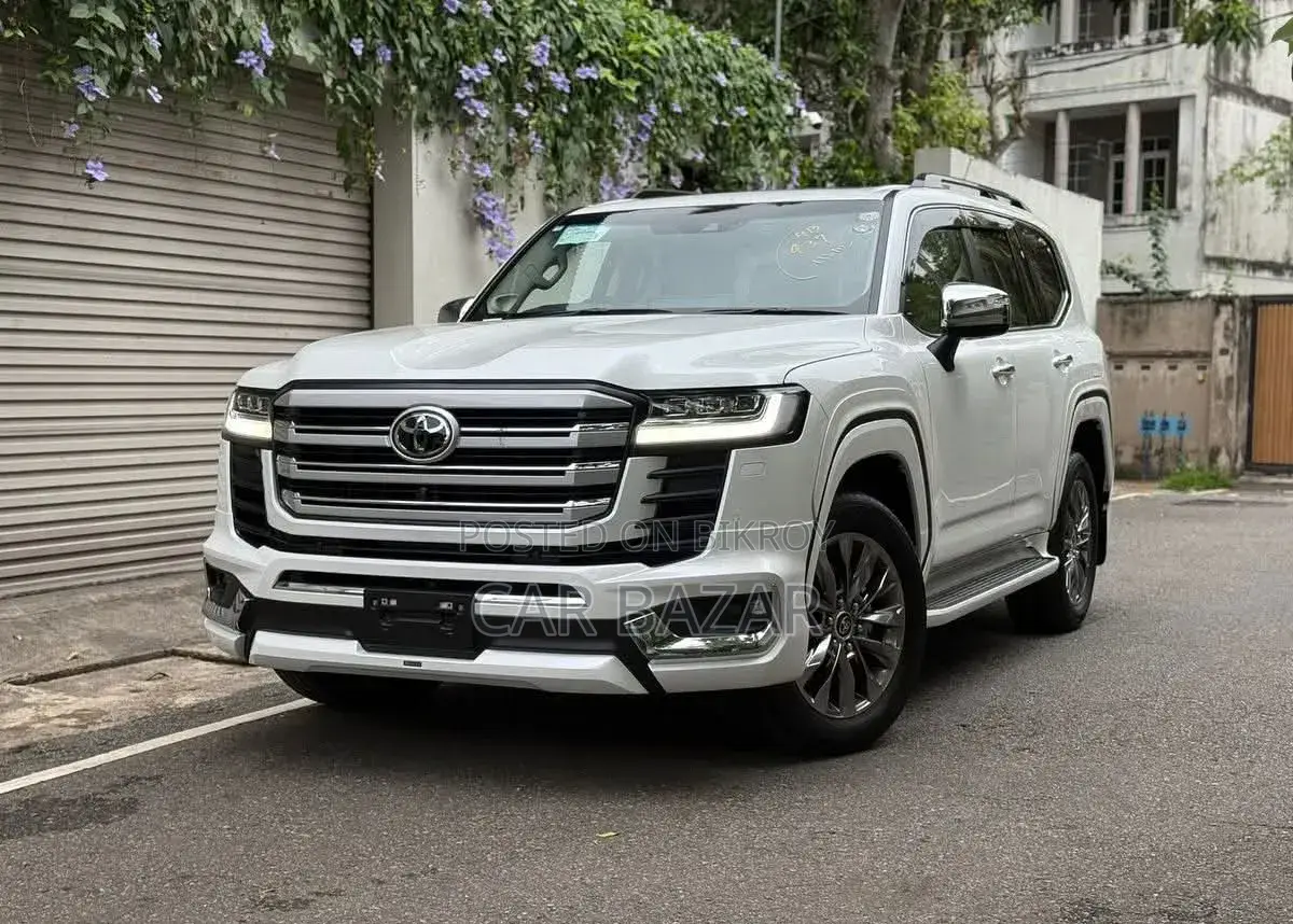 টয়োটা ল্যান্ড ক্রুজার LC300 ২০২৩ হোয়াইট