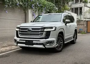 টয়োটা ল্যান্ড ক্রুজার LC300 ২০২৩ হোয়াইট
