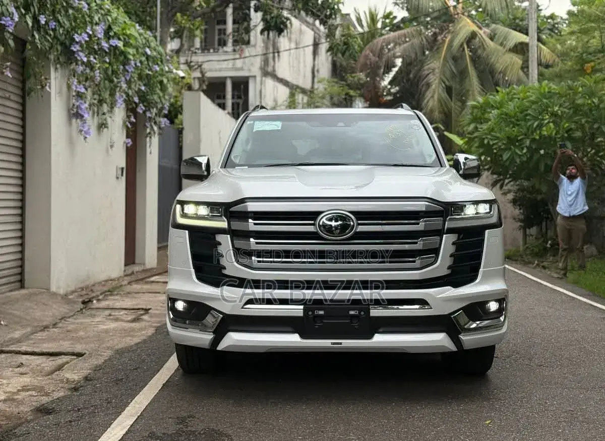 টয়োটা ল্যান্ড ক্রুজার LC300 ২০২৩ হোয়াইট