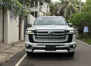 টয়োটা ল্যান্ড ক্রুজার LC300 ২০২৩ হোয়াইট