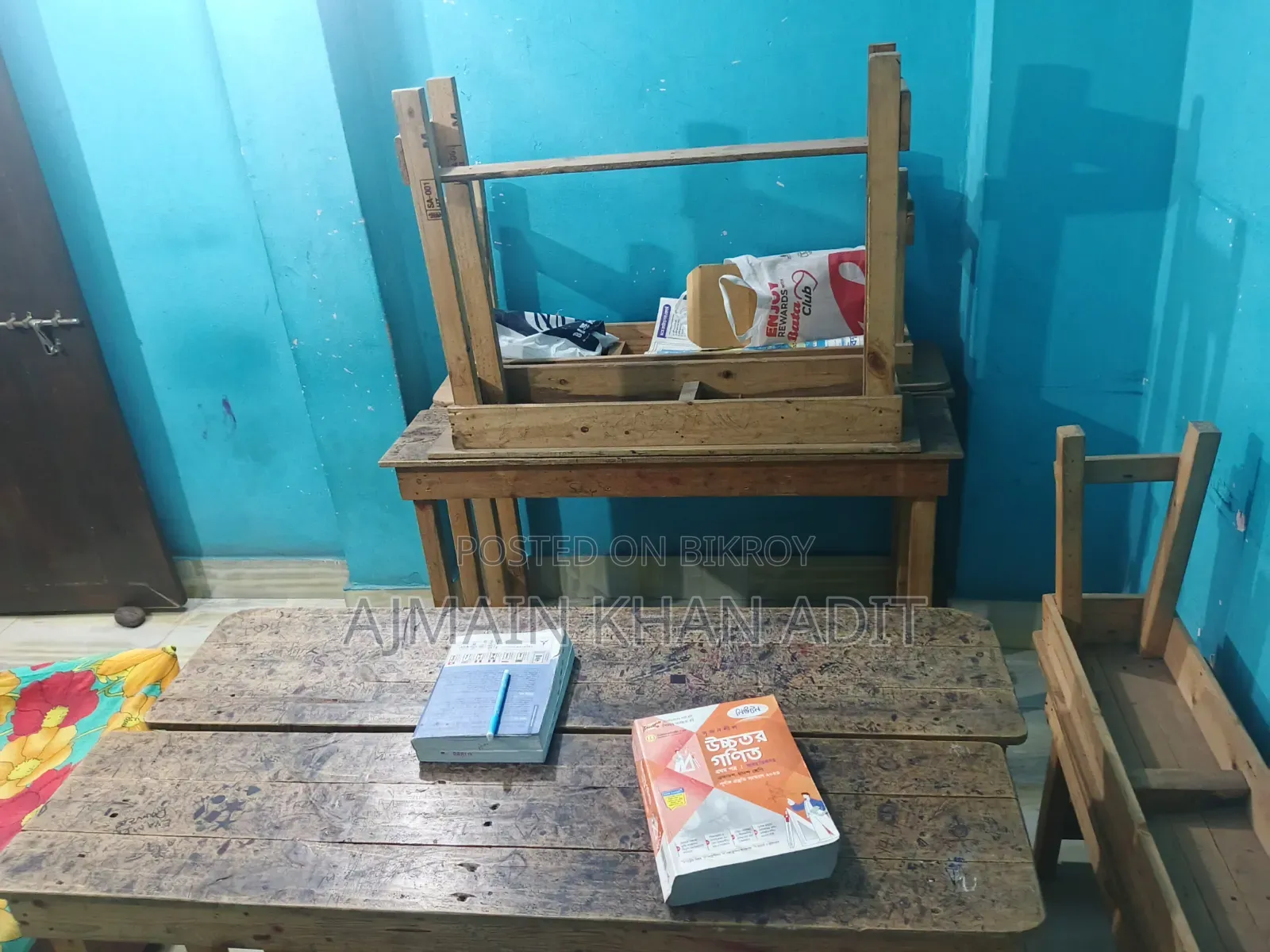 পড়ানোর জন্য টেবিল বেঞ্চ এবং হোয়াইট বোর্ড