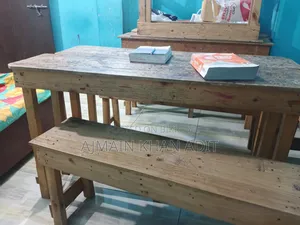 পড়ানোর জন্য টেবিল বেঞ্চ এবং হোয়াইট বোর্ড