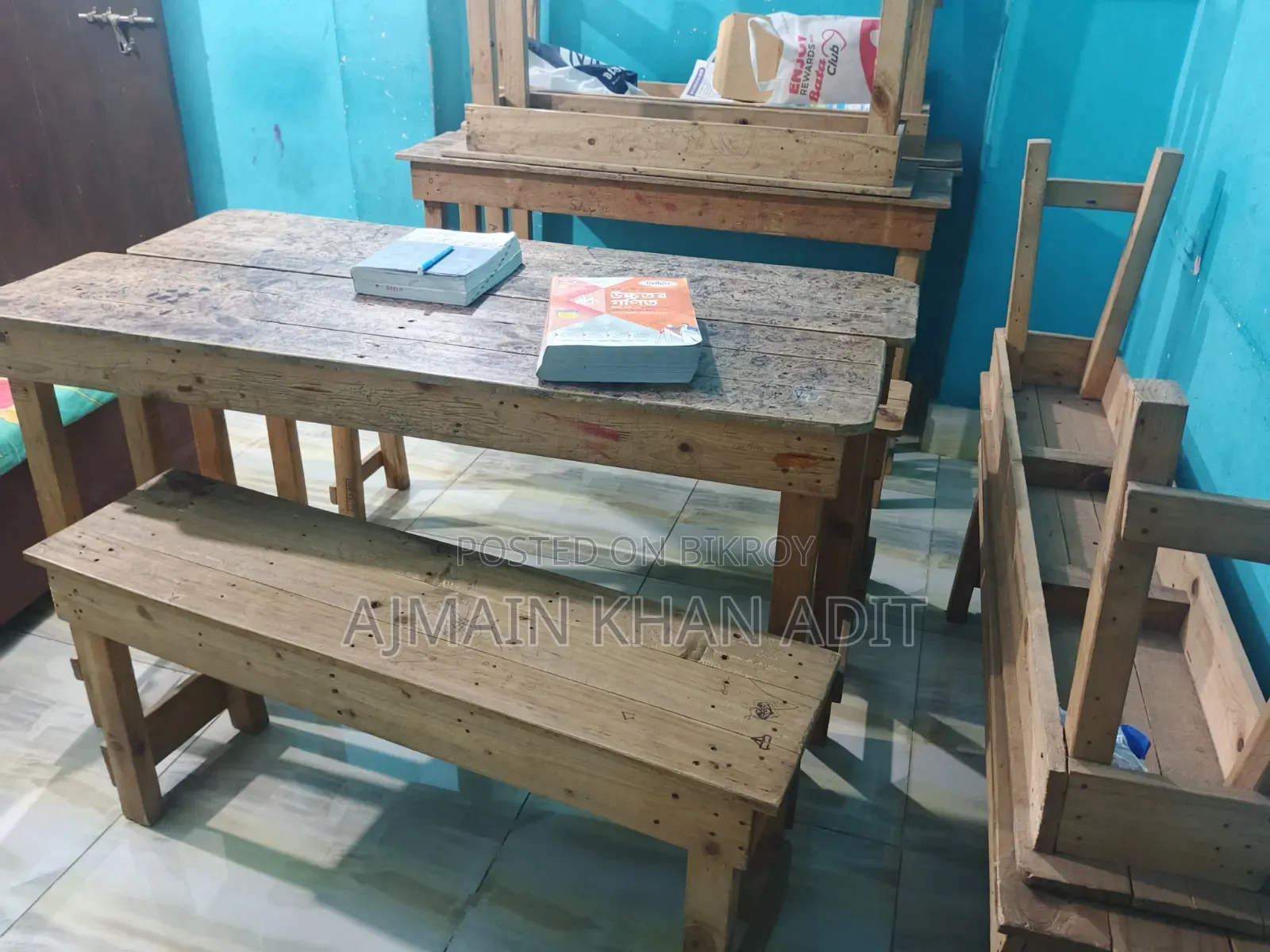 পড়ানোর জন্য টেবিল বেঞ্চ এবং হোয়াইট বোর্ড