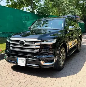 Toyota Land Cruiser LC300 2023 Black
