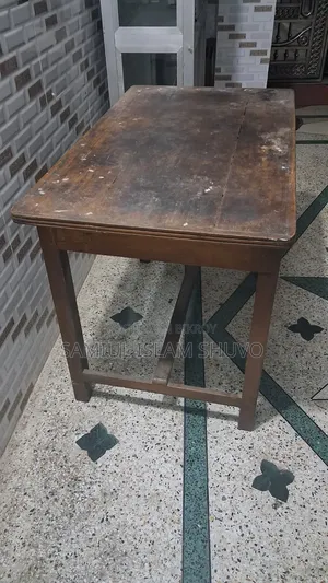 কাঠের টেবিল