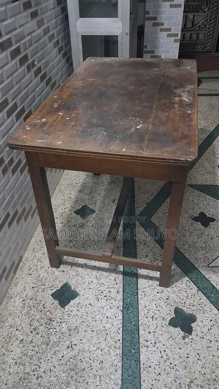 কাঠের টেবিল