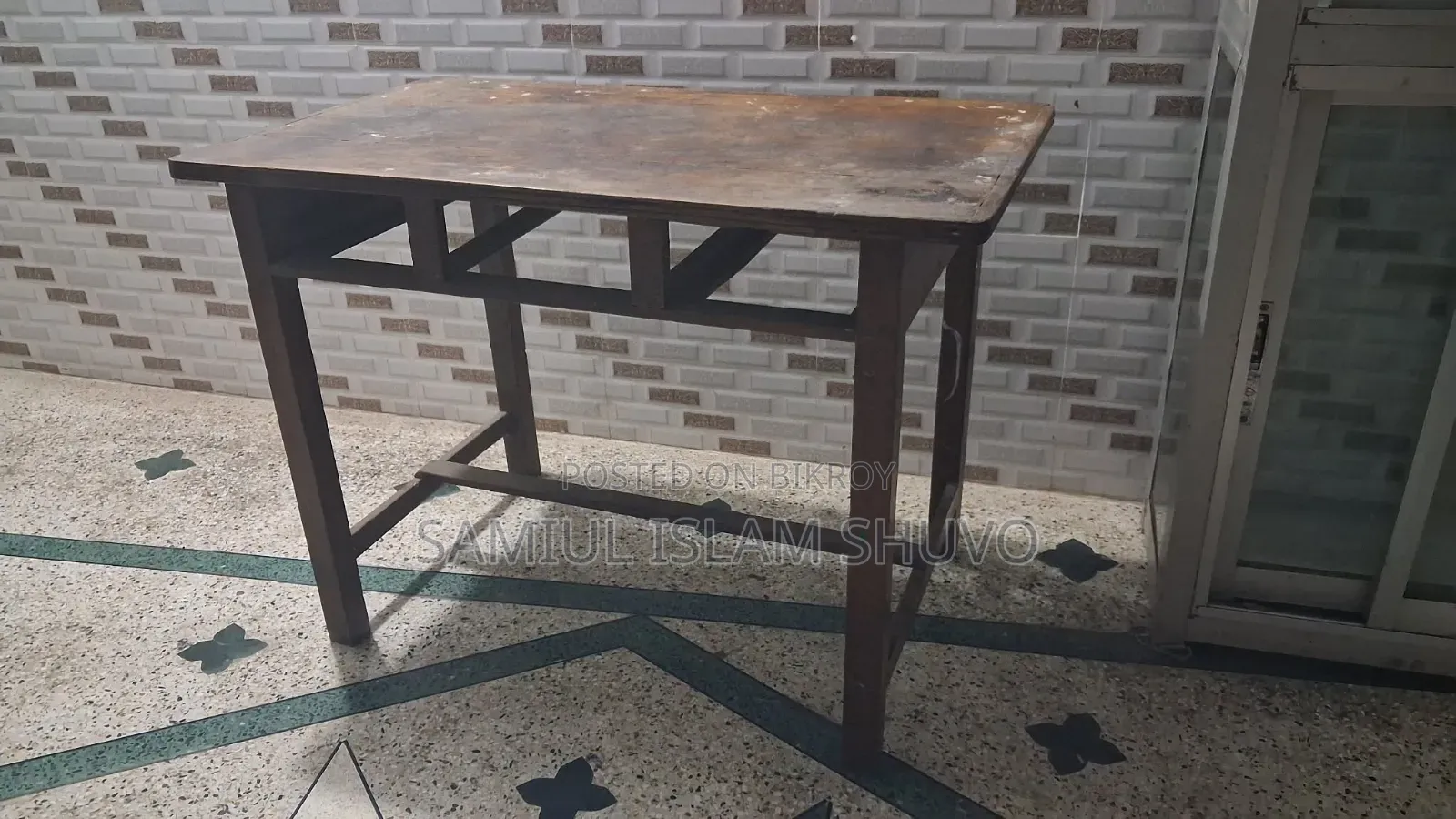 কাঠের টেবিল