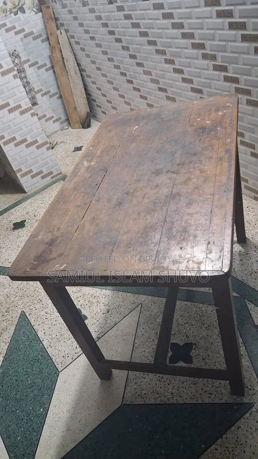 কাঠের টেবিল