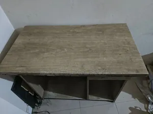 একটি পুরাতন কম্পিউটার টেবিল বিক্রি হবে