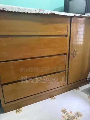পুরানো আলমারি