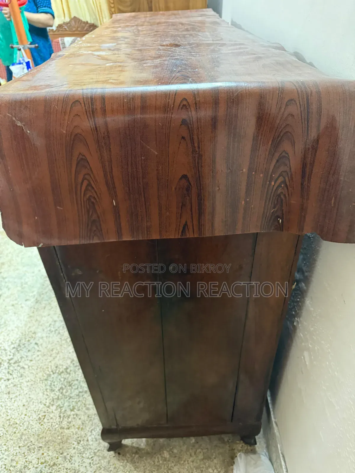 সুলভ মূল্যে আকর্ষণীয় শোকেস বিক্রি করা হচ্ছে মাত্র ১o,Ooo টাকায়।