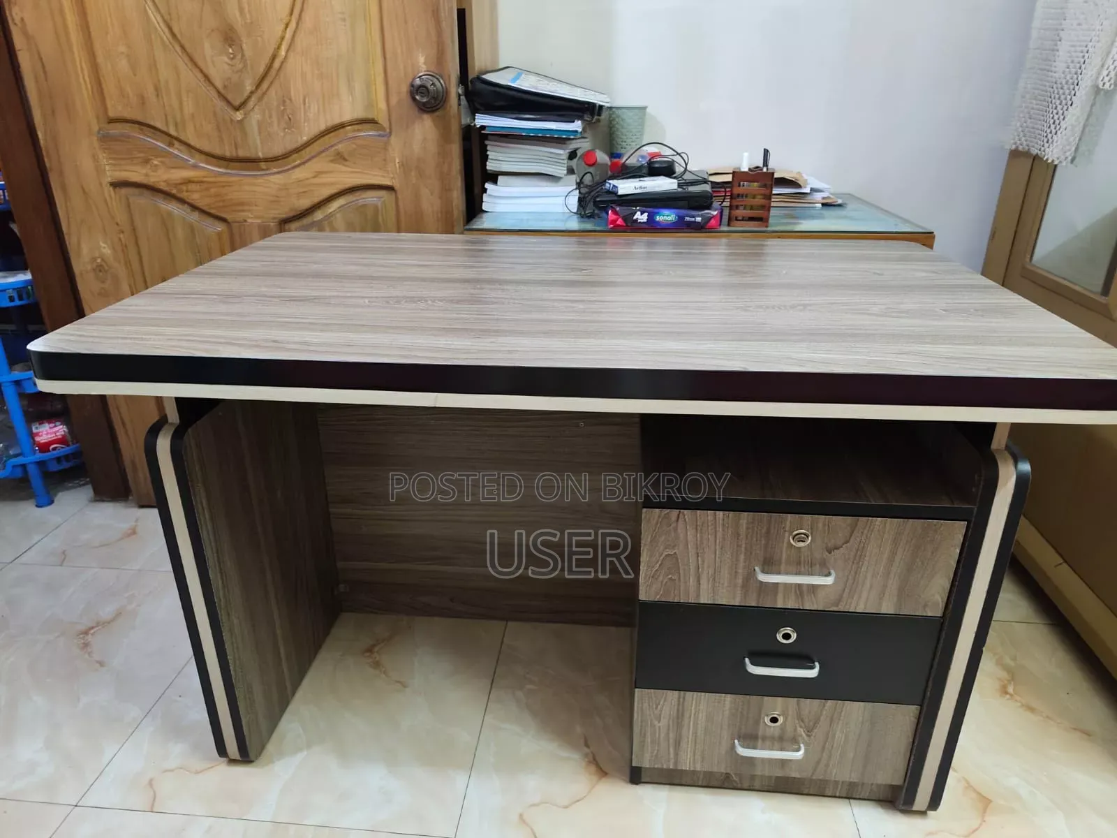 Office table. Size-4x2.5 feet.