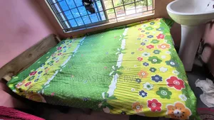 ৪/৬.৫ ফুট মজবুত চৌকি খাট তোশকসহ বিক্রি হবে।
