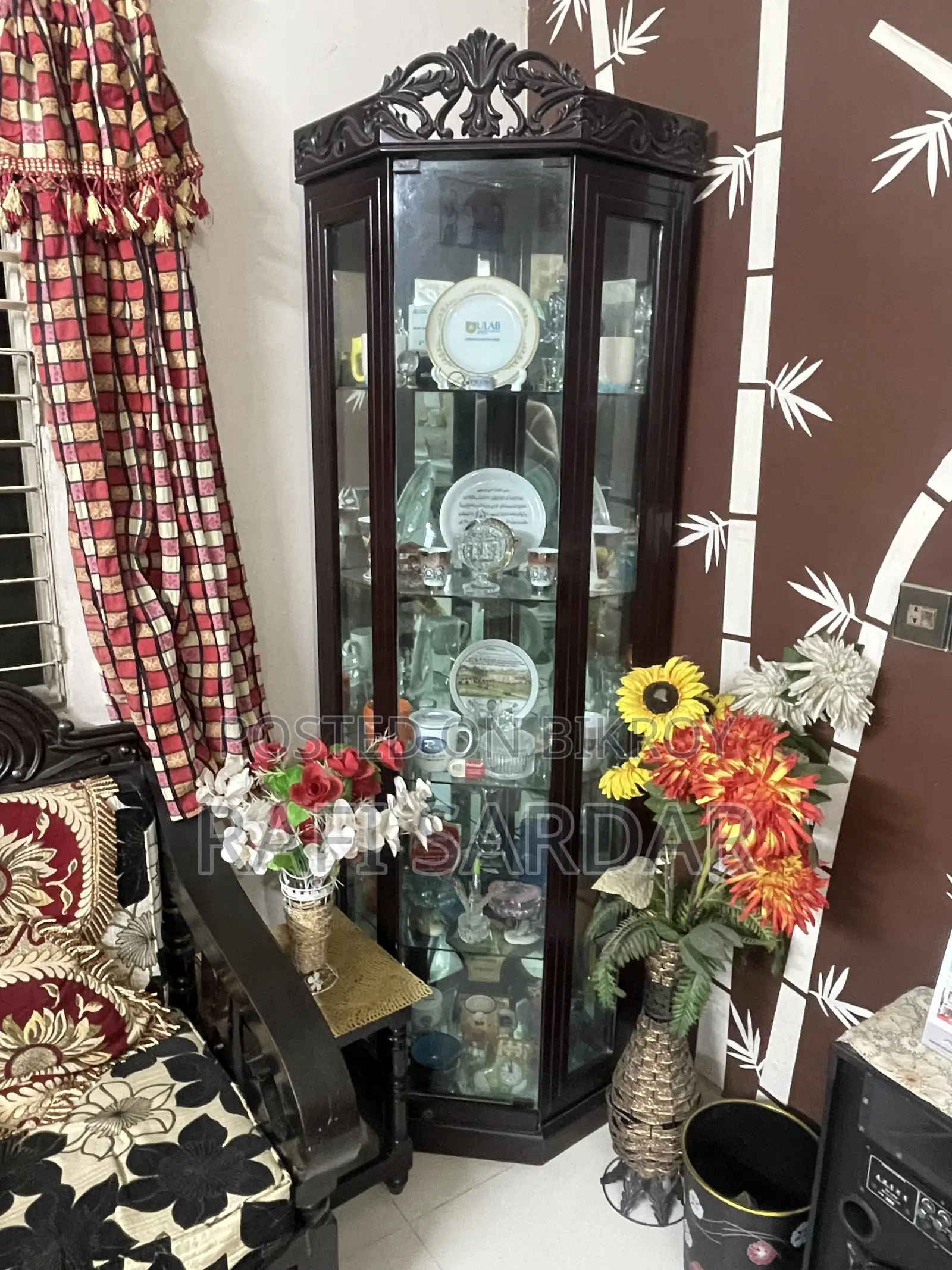 Corner Showcase