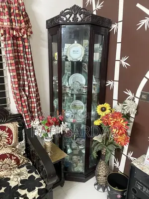 Corner Showcase