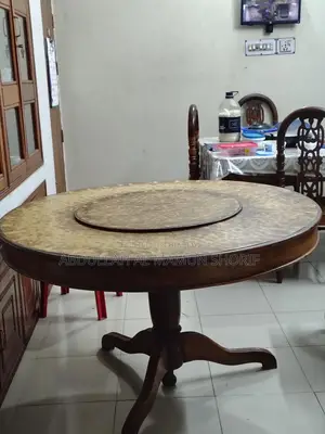 একটি গোলাকার ডাইনিং টেবিল বিক্রয় করা হবে।