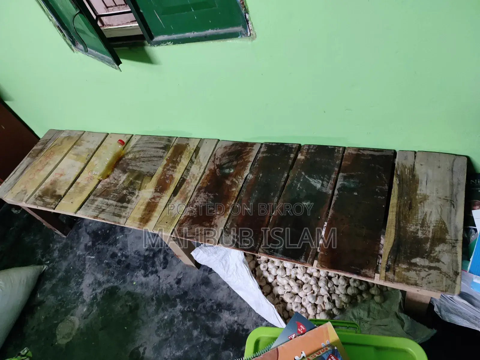 কাঠের বেঞ্চ