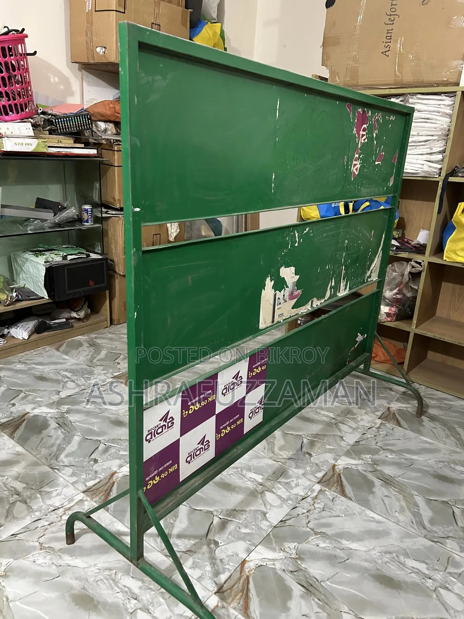 একটা অফিস বা দোকানে সাইন বোর্ড বিক্রি করে দিবো