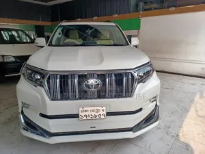 টয়োটা করোলা ২০১২ সাদা