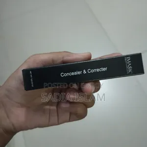 ইম্যাজিক প্রফেশনাল কসমেটিকস কনসিলার এবং কারেক্টর লিকুইড।