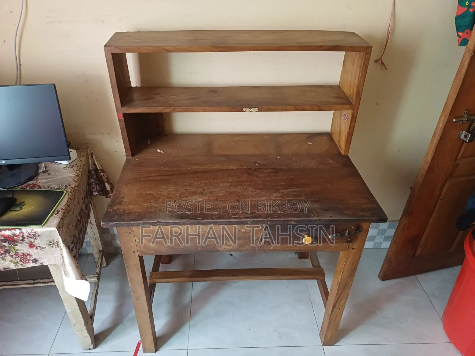 ১টি রিডিং টেবিল বিক্রি করা হবে