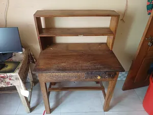 ১টি রিডিং টেবিল বিক্রি করা হবে