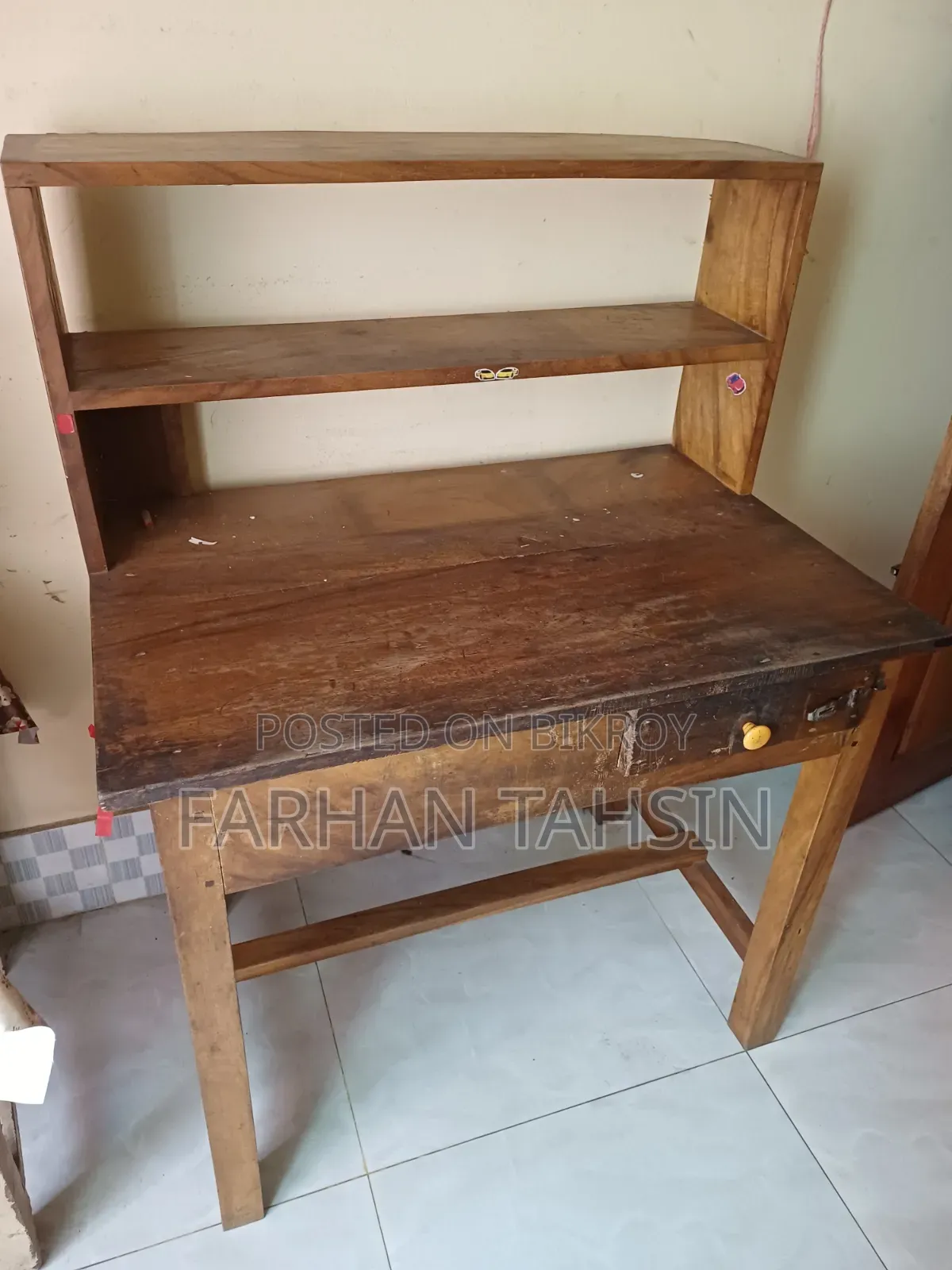 ১টি রিডিং টেবিল বিক্রি করা হবে