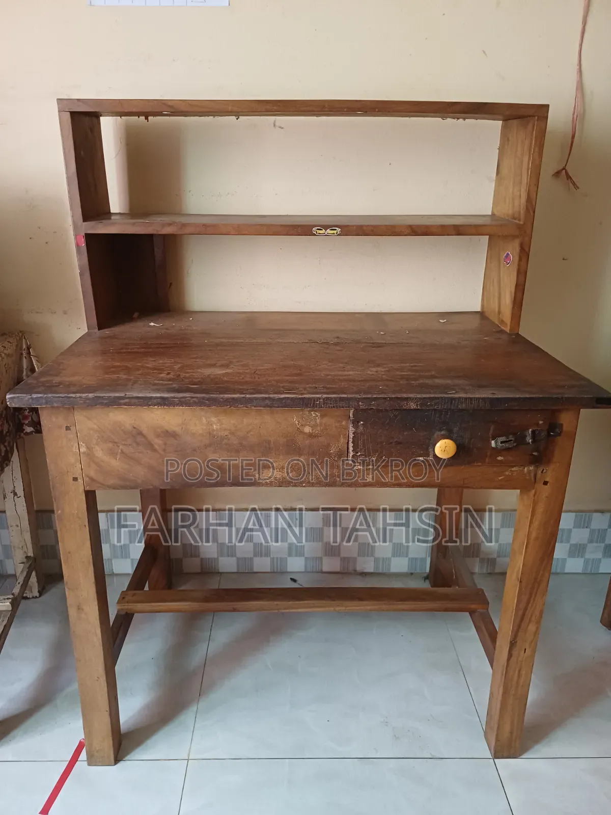 ১টি রিডিং টেবিল বিক্রি করা হবে