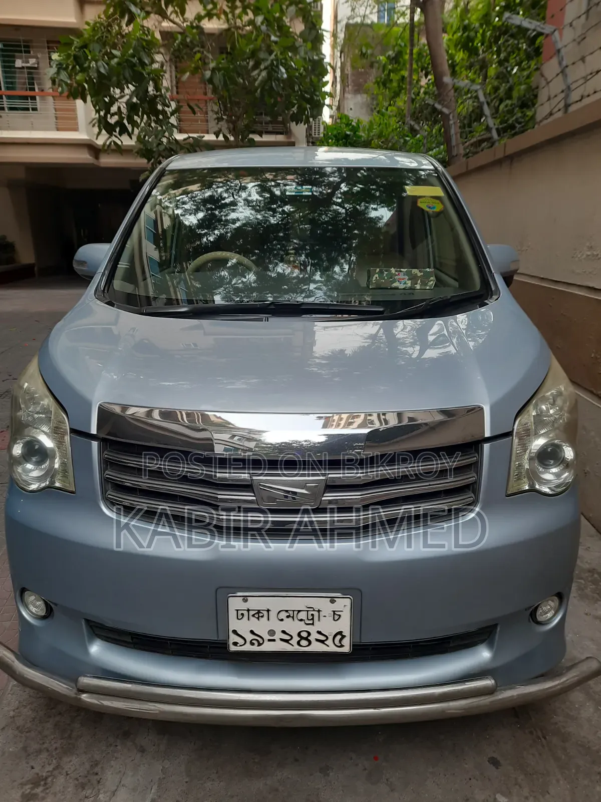Toyota Noah 2011