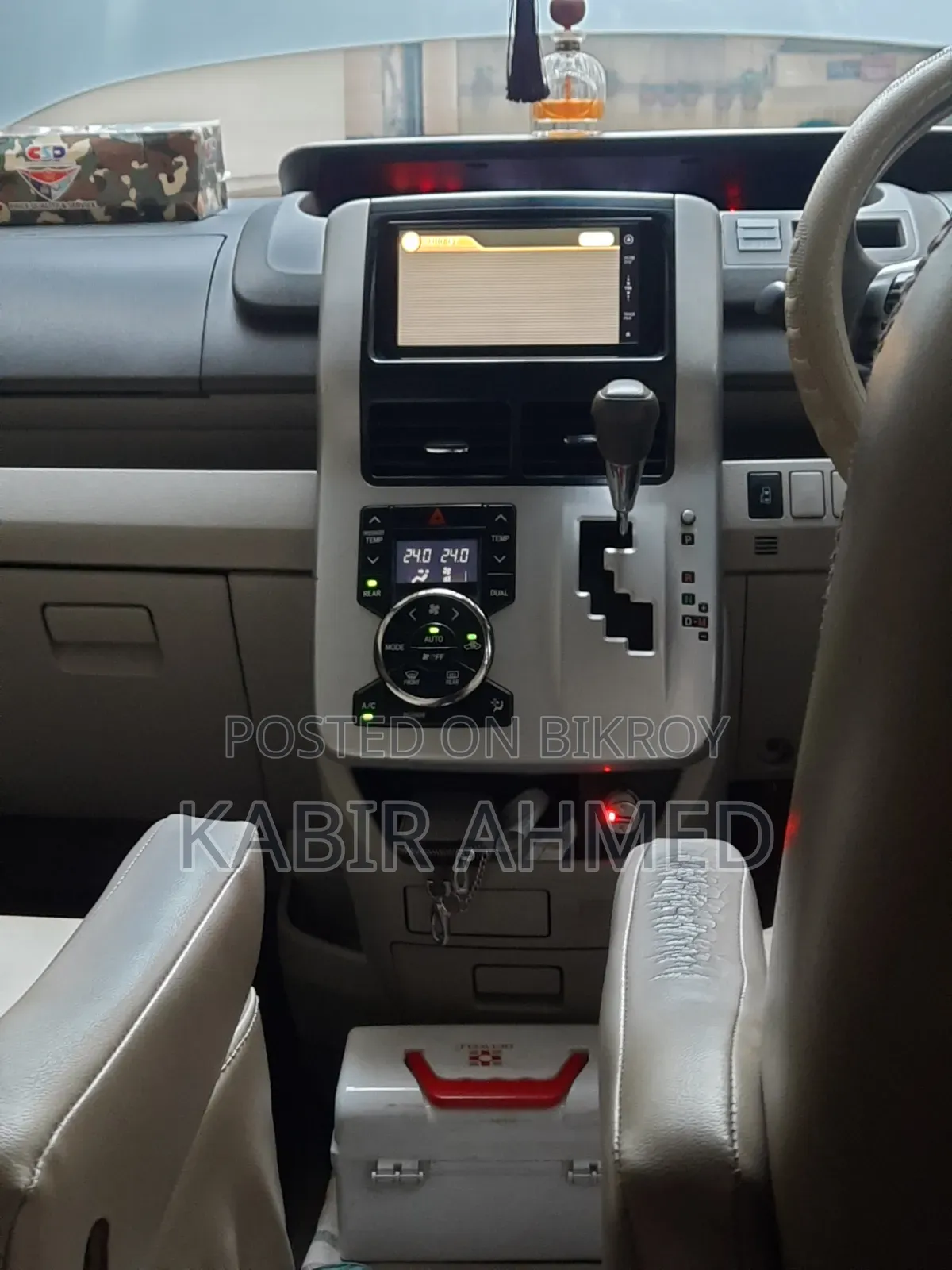 Toyota Noah 2011