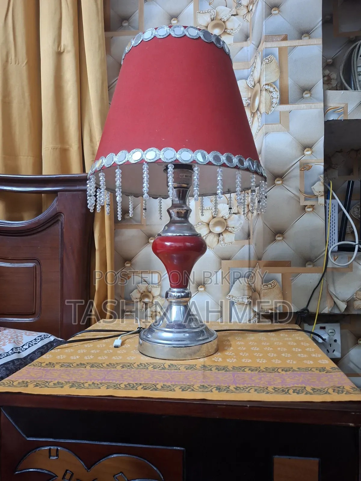 টেবিল ল্যাম্পসহ বেডসাইড টেবিল