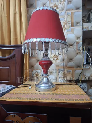 টেবিল ল্যাম্পসহ বেডসাইড টেবিল