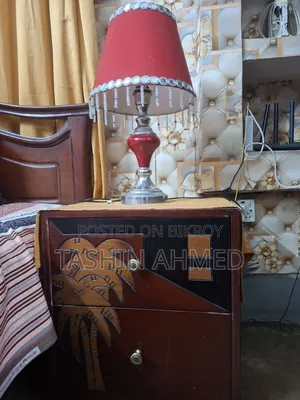 টেবিল ল্যাম্পসহ বেডসাইড টেবিল