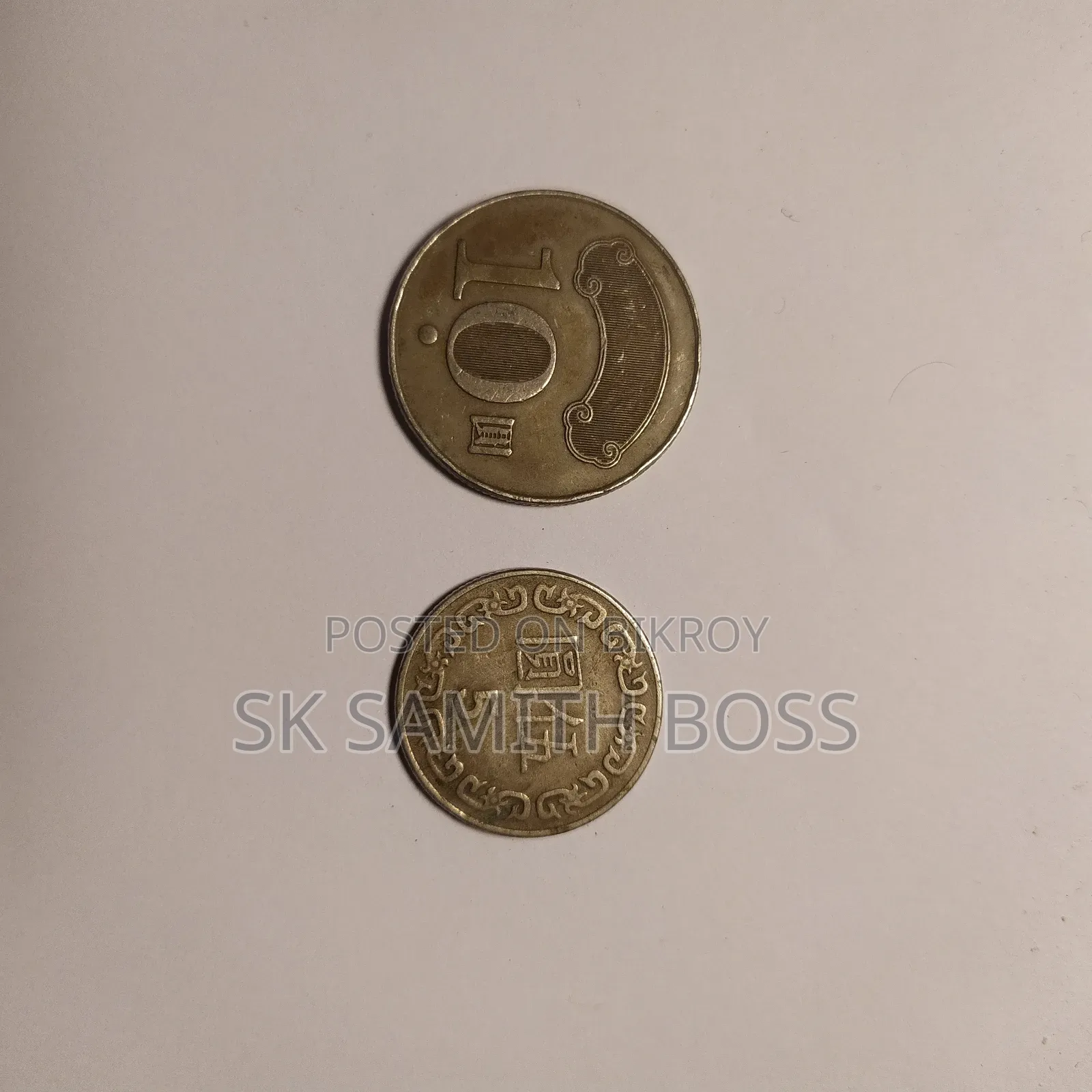 ১০ নিউ তাইওয়ান ডলার (২০১২) এবং ৫ নিউ তাইওয়ান ডলার (১৯৭০-১৯৭৯)