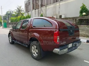 Nissan Navara 2.5 dCi 2010 Maroon