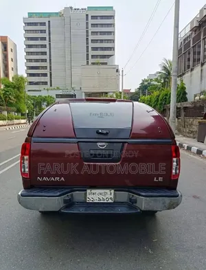 Nissan Navara 2.5 dCi 2010 Maroon