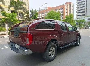 Nissan Navara 2.5 dCi 2010 Maroon